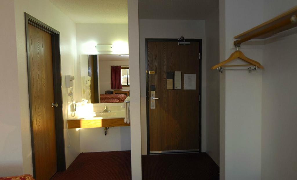 Rodeway Inn Brainerd Bagian luar foto