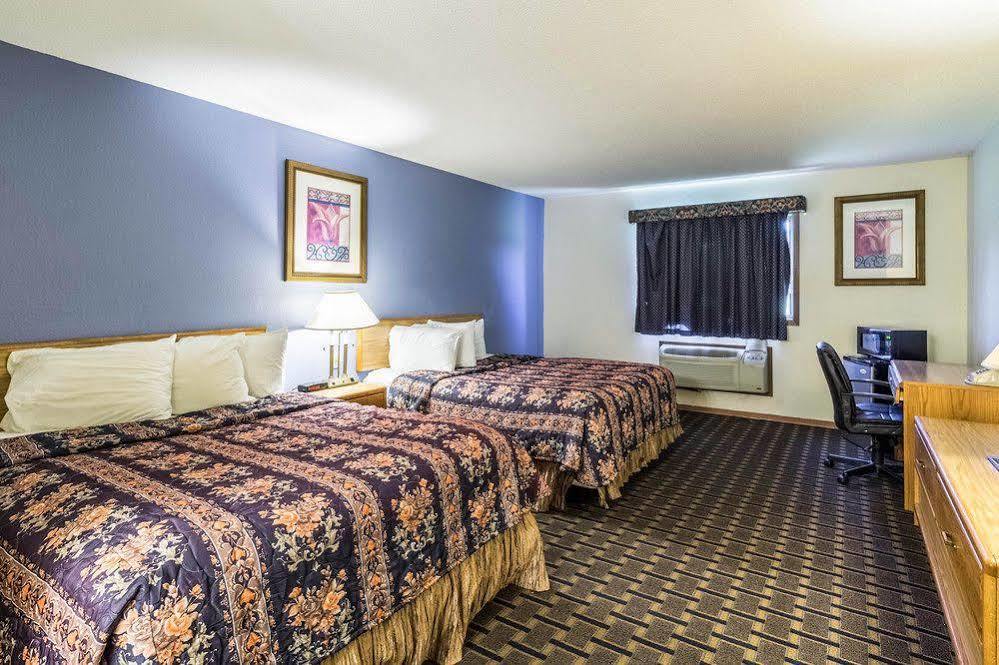 Rodeway Inn Brainerd Bagian luar foto