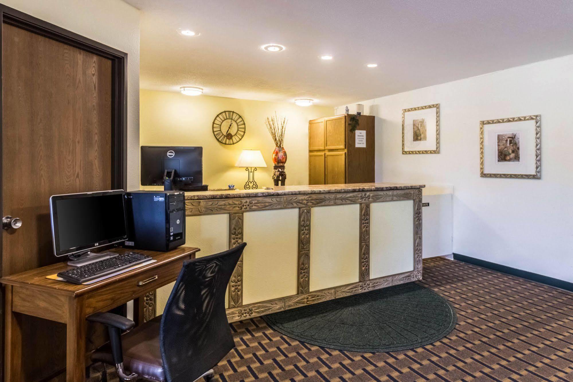 Rodeway Inn Brainerd Bagian luar foto
